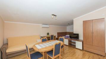 Eigene Küche | Kühlschrank, Ofen, Herdplatte, Espressomaschine