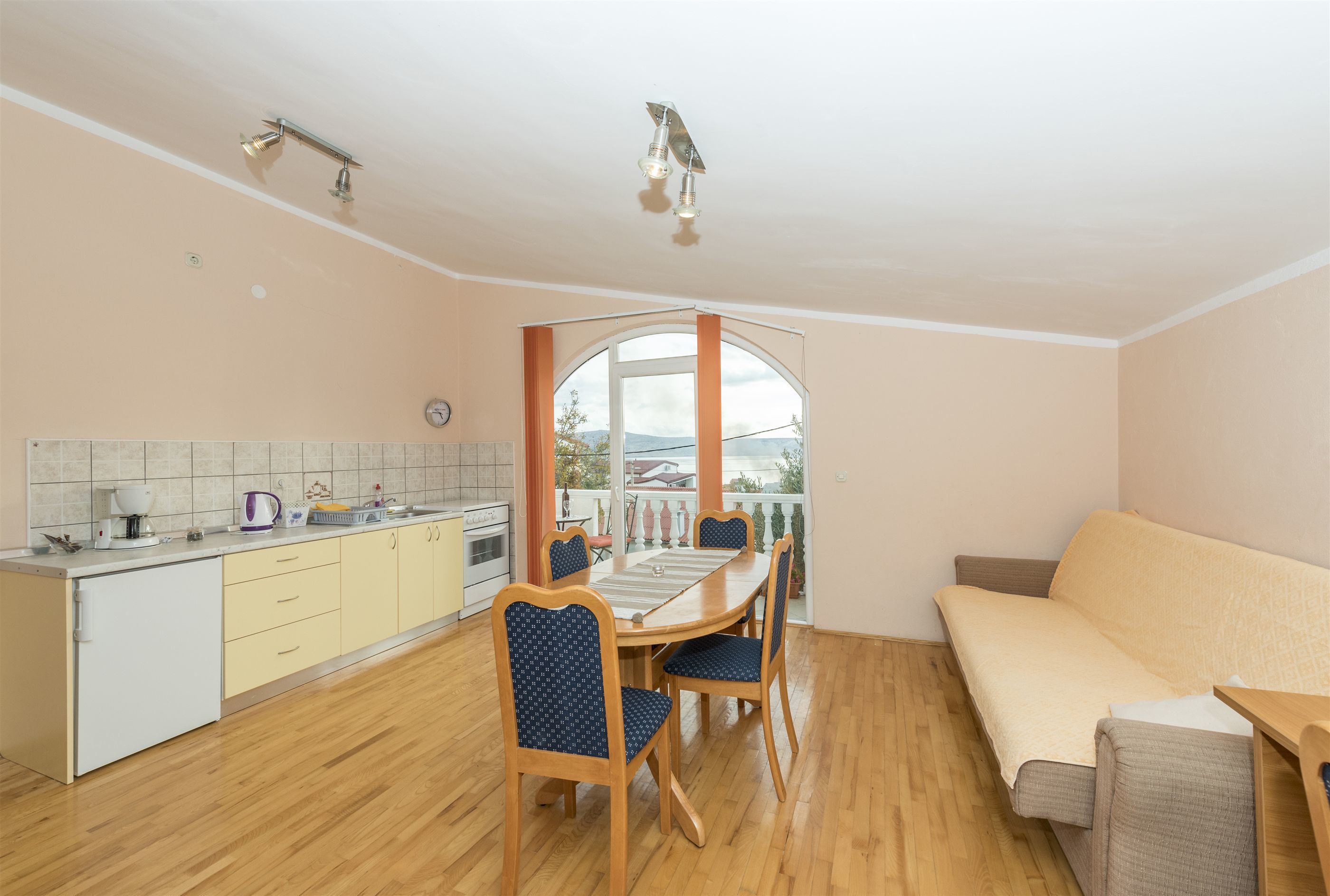 Cocina privada | Refrigerador, horno, parrilla de estufa y cafetera de espresso 