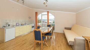 Cocina privada | Refrigerador, horno, parrilla de estufa y cafetera de espresso