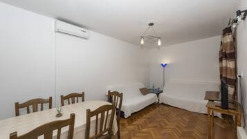 Apartment (A2) | Dining