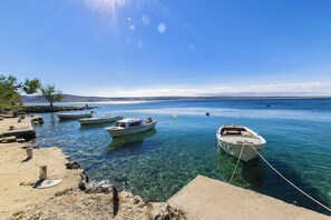 Una orilla despejada con varios barcos amarrados en un muelle.