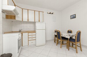 Private kitchen | Fridge, oven, stovetop, cookware/dishes/utensils - Apartments Mime (Pirovac)