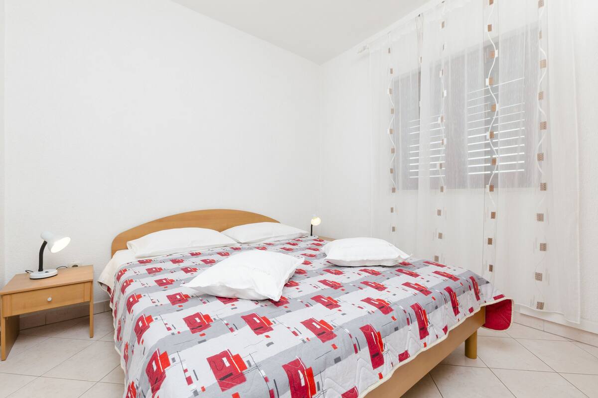WiFi (free), bed sheets