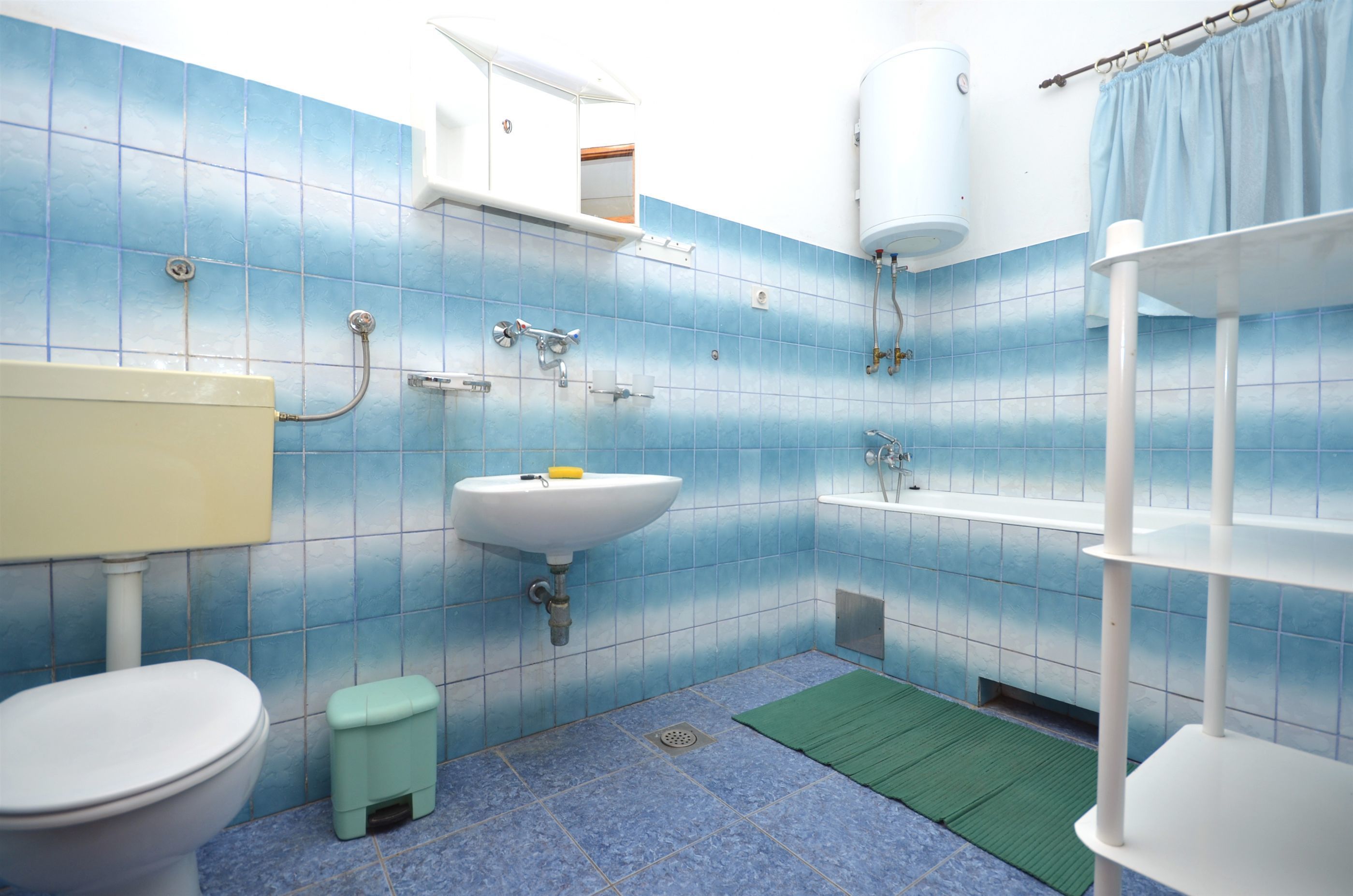 Ein Badezimmer mit Toilette, Waschbecken und Badewanne.