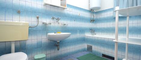 Ein Badezimmer mit Toilette, Waschbecken und Badewanne.