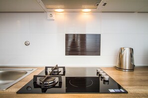 Căn hộ (A1) | Bếp riêng | Tủ lạnh, lò vi sóng, lò nướng, bếp nấu 
