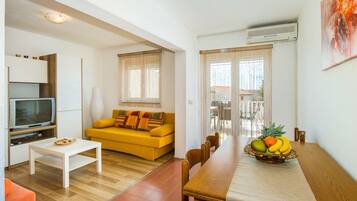 Apartment (A1) | Dining