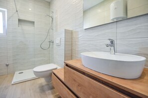 Appartement (A2) | Badkamer | Een douche, handdoeken