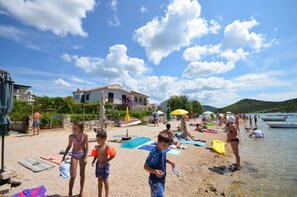 Beach nearby - Apartments Milan (Rogoznica)