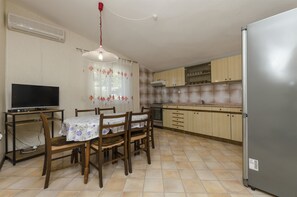 Private kitchen | Fridge, microwave, stovetop, espresso maker