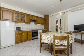 Private kitchen | Fridge, microwave, stovetop, coffee/tea maker