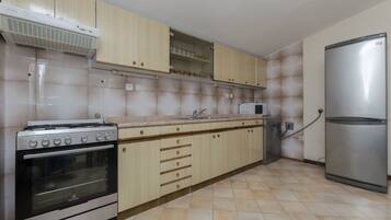 Private kitchen | Fridge, microwave, stovetop, coffee/tea maker