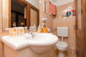 Studio (A2) | Bathroom