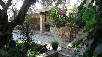 Studio (A1) | Courtyard
