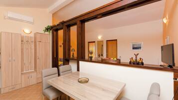 Studio (A2) | Private kitchen | Fridge, microwave, stovetop, electric kettle
