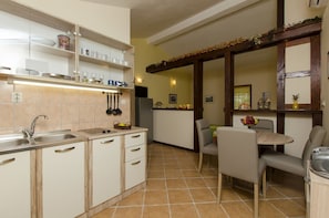 Refrigerador, microondas, placa de cocina, tetera/pava eléctrica