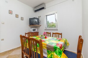 Private kitchen | Fridge, stovetop, cookware/dishes/utensils, freezer