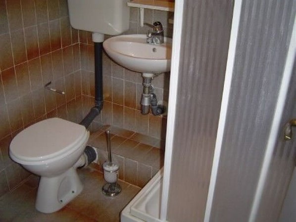 Studio (A1) | Bathroom | Shower, towels