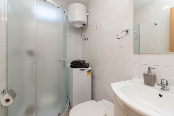 Baño | Regadera y toallas