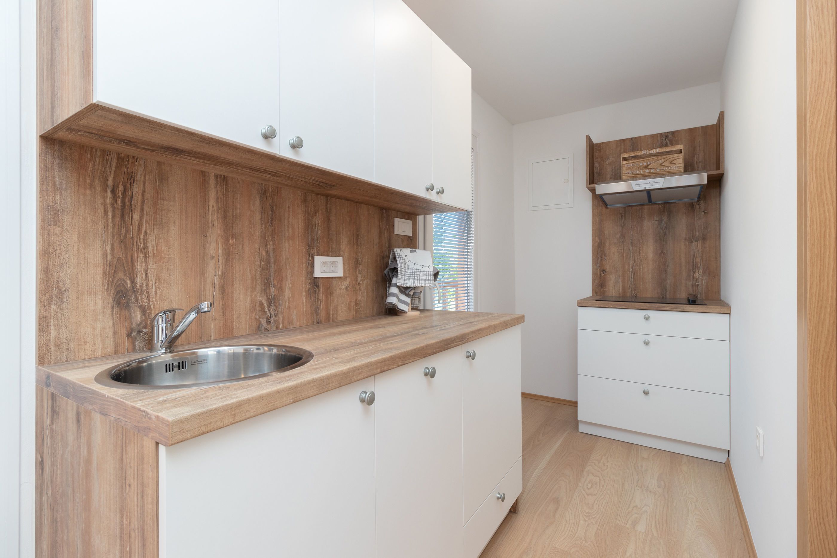 Eigene Küche | Kühlschrank, Herdplatte, Geschirrspüler, Kochgeschirr/Geschirr/Besteck