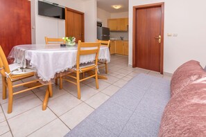 Apartment (A2) | Dapur peribadi | Peti sejuk, alat memasak/pinggan mangkuk/perkakas dapur 
