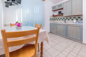 Apartment (A3) | Eigene Küche | Kühlschrank, Kochgeschirr/Geschirr/Besteck