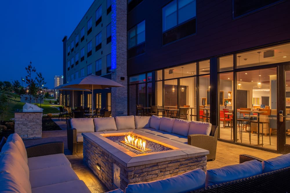Holiday Inn Express & Suites Olathe West by IHG