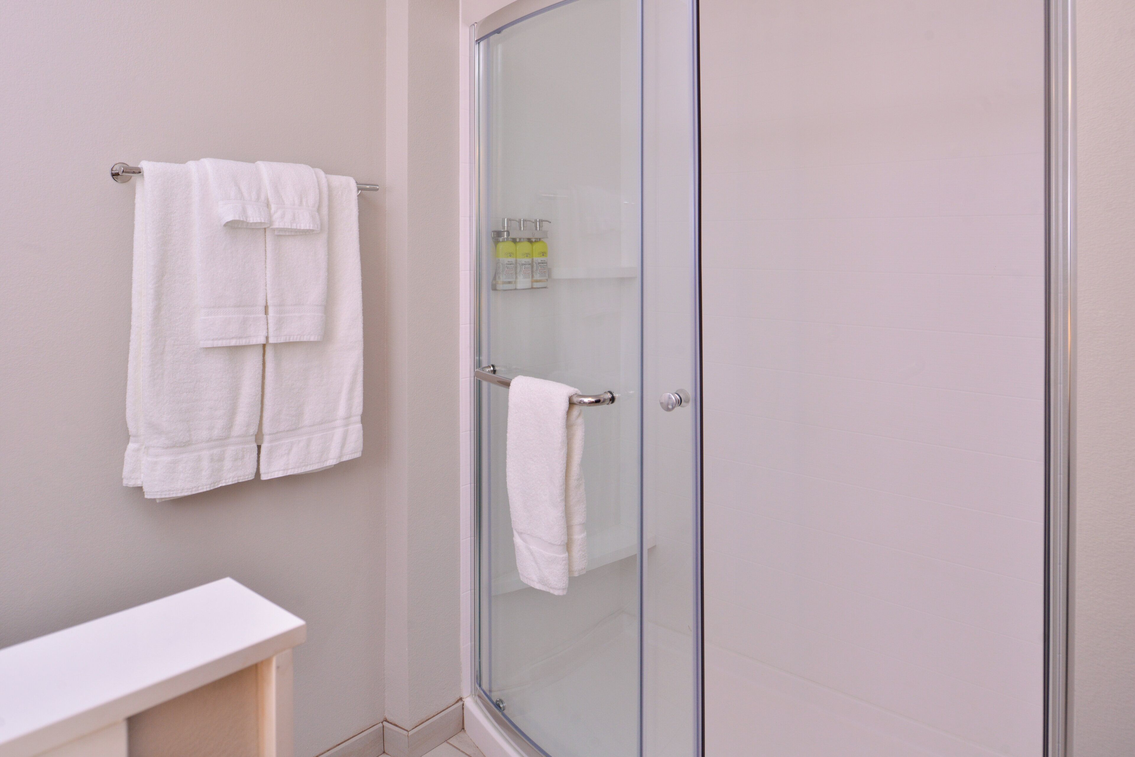 Standaard kamer, 1 kingsize bed | Badkamer | Een bad/douchecombinatie, gratis toiletartikelen, een haardroger
