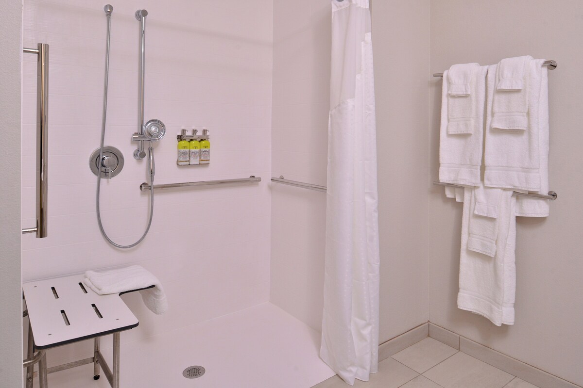 Rom – standard, 1 kingsize-seng, tilgjengelighetstilpasset (Roll-In Shower) | Romfasilitet