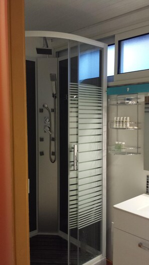 Shower, jetted bath, hair dryer, towels -  NEW: Large F2 on the ground floor; + Jaccusi space covered with 9m2 (Les Trois-Îlets)