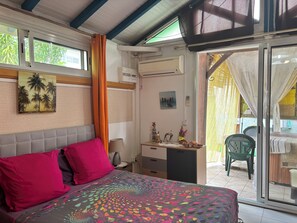 Tabla de planchar con plancha, wifi gratis y ropa de cama