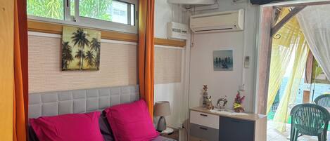 Silitysrauta/-lauta, ilmainen Wi-Fi, vuodevaatteet