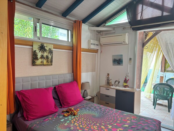 Tabla de planchar con plancha, wifi gratis y ropa de cama