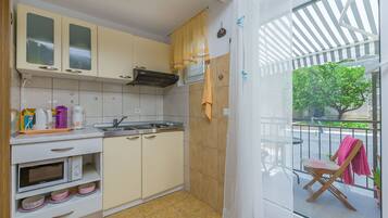 Estudio (A2) | Cocina privada | Refrigerador, microondas, parrilla de estufa y lavavajillas