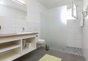 Salle de bain | Douche, articles de toilette (gratuits), séchoir à cheveux, bidet