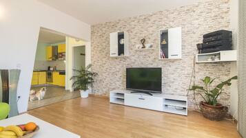 Apartment (A2) | Ruang tamu | TV