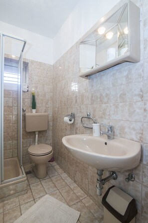 Apartment (A2) | Bathroom | Shower, hair dryer - Apartments Palma (Jelsa)