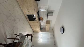 Căn hộ (A1) | Bếp riêng | Tủ lạnh, bếp nấu, ấm điện, dụng cụ nấu nướng/bát dĩa/dao nĩa