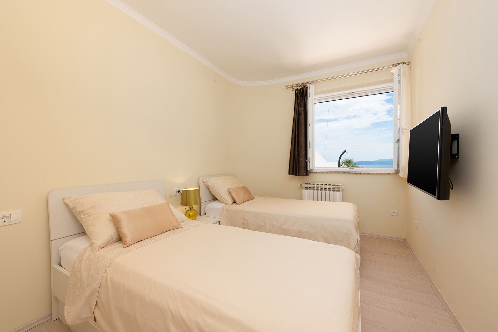 House | 2 bedrooms, in-room safe, iron/ironing board, free WiFi