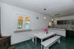 Réfrigérateur, plaque de cuisson, machine à expresso