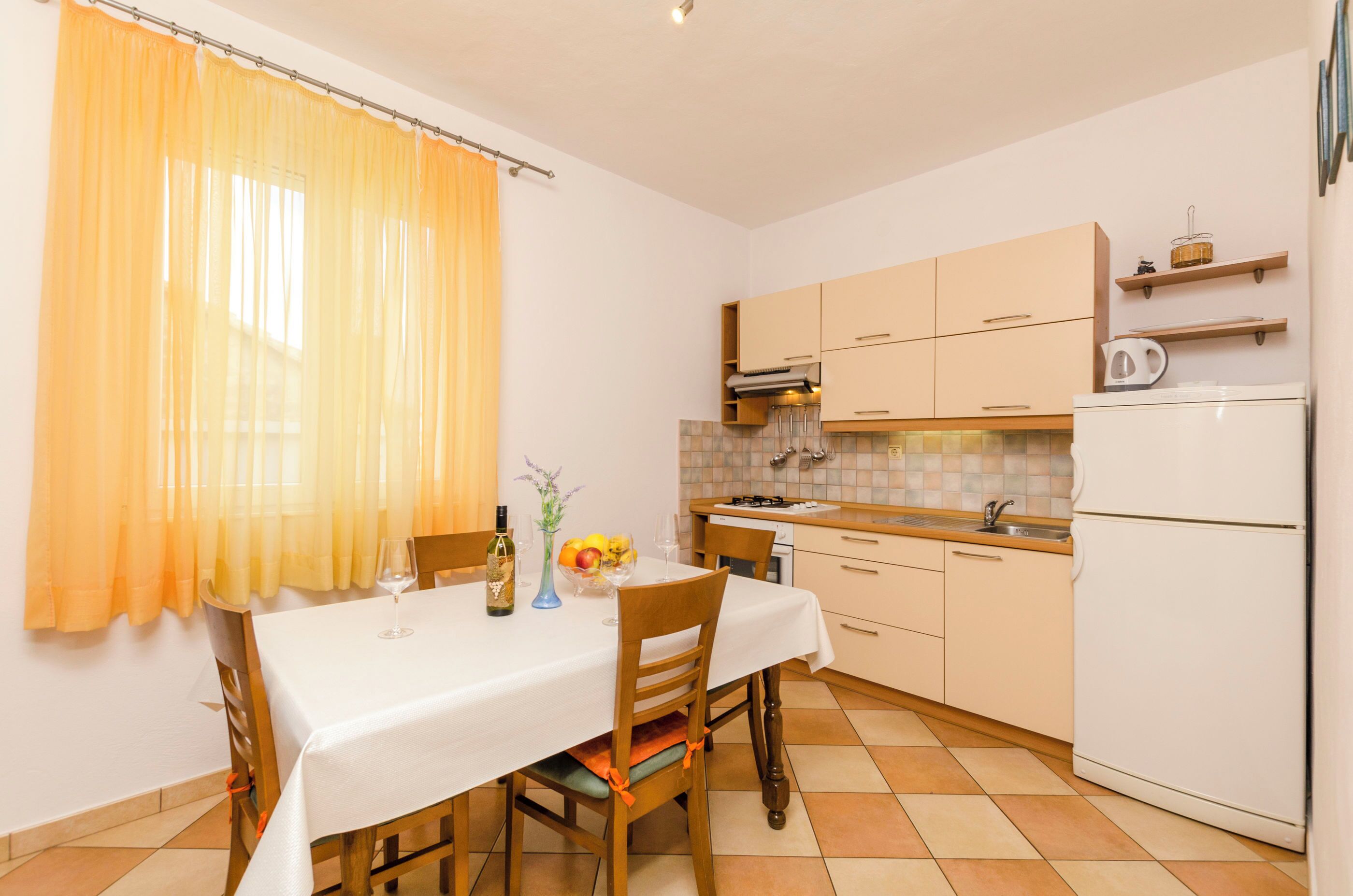 Apartment (A1) | Private kitchen | Fridge, oven, stovetop, electric kettle