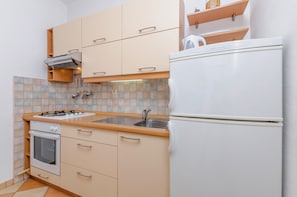 Apartment (A1) | Private kitchen | Fridge, oven, stovetop, electric kettle - Apartment Antonija (Primosten)