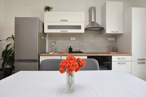 Private kitchen | Fridge, stovetop, electric kettle, cookware/dishes/utensils