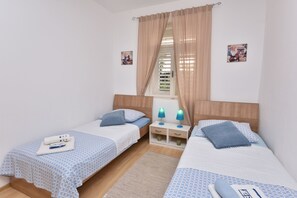Free WiFi, bed sheets - Apartments Dragica (Primosten)