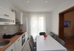 Private kitchen | Fridge, stovetop, electric kettle, cookware/dishes/utensils