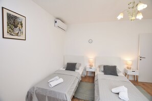 Free WiFi, bed sheets - Apartments Dragica (Primosten)