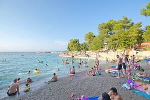 Una playa cerca