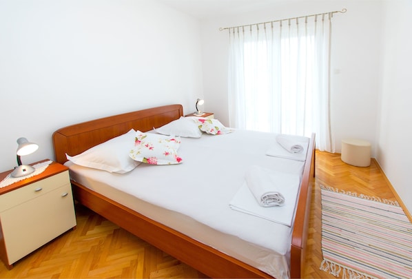 Free WiFi, bed sheets