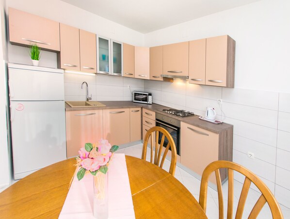 Private kitchen | Fridge, microwave, oven, stovetop - Apartment Stane (Primosten)