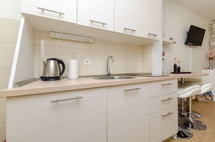 Refrigerador, placa de cocina, tetera/pava eléctrica, tostadora